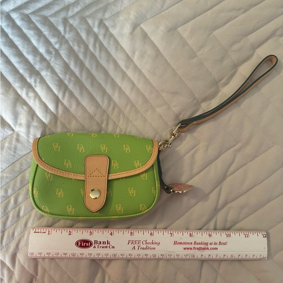 Dooney & Bourke flap wristlet - Picture 1 of 6